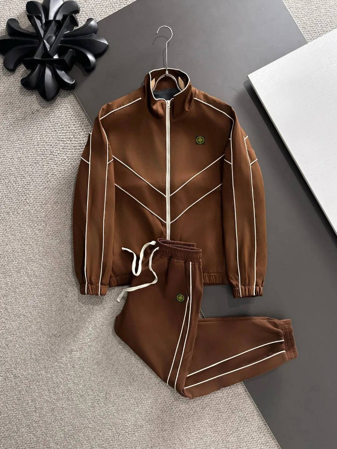 Next day shipping P720 Stone lsland/stone island high quality 2025 autumn and winter new casual heavy industry suit exclusively developed by yb! High quality production! The top version of the trading company channel order, external orders for imported custom fabrics, high breathability and comfort, impeccable details, absolutely worth buying! This type of suit is also a must-have for lazy people. You don’t have to think about how to match it, you can just get it in one set! Brand element design concept, delicate and soft feel! It presents a casual cut and the upper body shape is great! On sale simultaneously on the official website! From a high-end men's positioning brand, the low-key luxury taste is irresistible! Exquisite workmanship and impeccable quality! The overall style is simple, fashionable and timeless, fully meeting the requirements of stylish and tasteful dressing! Size: M to 5XL (or state your height and weight when placing an order)